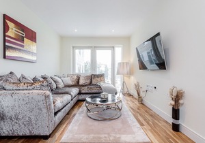 Modern 2 Bedroom 2 Bathroom Riverside Apartment