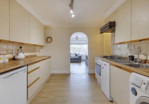 Modern 4 bedroom house in Heathrow, London