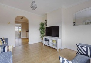 Modern 4 bedroom house in Heathrow, London