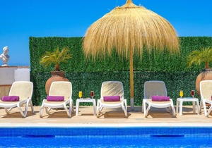 Modern 4 bedroom villa, pool, BBQ, WiFi & Air Con