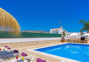 Modern 4 bedroom villa, pool, BBQ, WiFi & Air Con