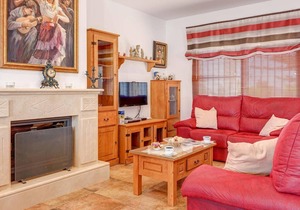 Modern 4 bedroom villa, pool, BBQ, WiFi & Air Con