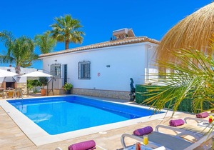 Modern 4 bedroom villa, pool, BBQ, WiFi & Air Con