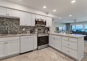 Modern and Beautiful 7th Floor condo with easy beach access. Exclusive fishing pier