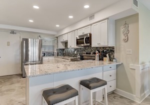 Modern and Beautiful 7th Floor condo with easy beach access. Exclusive fishing pier