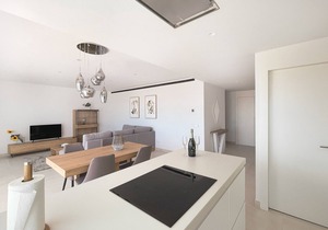 Modern and luxury apartment, with communal swimming pool. Ideal for families.