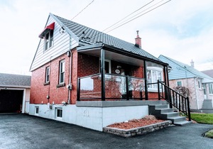 Modern and Sanitized Large Cottage, Hot Tub, BBQ