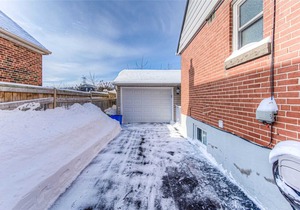Modern and Sanitized Large Cottage, Hot Tub, BBQ