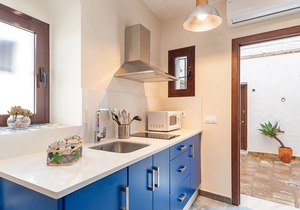 Modern Apartment in Great Location with Wi-Fi, Air-Conditioning & Terrace