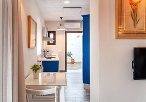 Modern Apartment in Great Location with Wi-Fi, Air-Conditioning & Terrace
