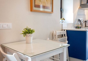 Modern Apartment in Great Location with Wi-Fi, Air-Conditioning & Terrace
