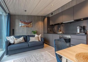 Modern apartment by the sea in Henningsvær