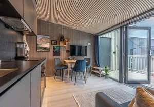 Modern apartment by the sea in Henningsvær