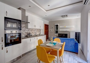 Modern Apartment just off the Promenade