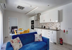 Modern Apartment just off the Promenade