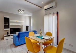 Modern Apartment just off the Promenade