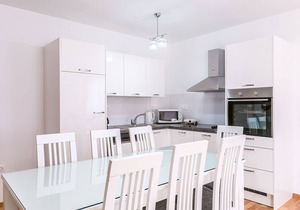 Modern apartment with 3 bedrooms and 3 bathrooms