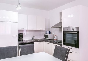 Modern apartment with 3 bedrooms and 3 bathrooms