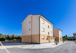 Modern apartment with 3 bedrooms and 3 bathrooms