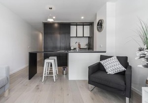 Modern Apt Near Yarra River - Parking, WIFI , Pool & Gym.