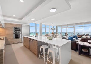 Modern Beachfront Condo w/Luxe Amenities & private beach access in Destin! 🌊🌴☀