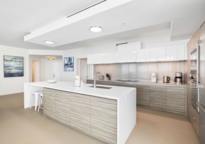 Modern Beachfront Condo w/Luxe Amenities & private beach access in Destin! 🌊🌴☀