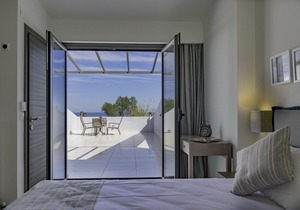 Modern Beachfront villa, No car needed 1