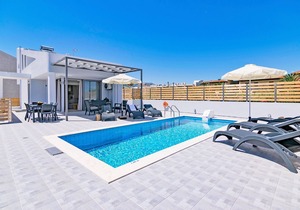 Modern Beachfront villa, No car needed 6