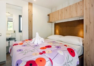 Modern chalet with 2 bathrooms and a porch, 11 km from Porec