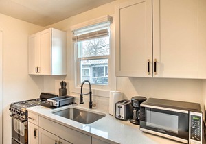 Modern-Chic Studio ~ 1 Mile to Dtwn Spokane!