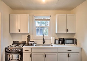 Modern-Chic Studio ~ 1 Mile to Dtwn Spokane!