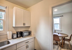 Modern-Chic Studio ~ 1 Mile to Dtwn Spokane!