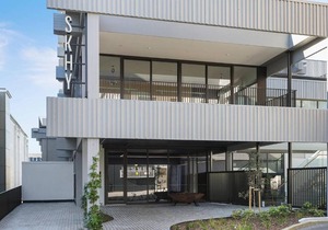 Modern, comfortable, amazing views + carpark