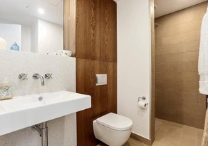 Modern, comfortable, amazing views + carpark