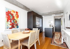 Modern, comfortable, amazing views + carpark
