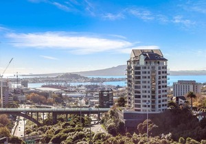 Modern, comfortable, amazing views + carpark