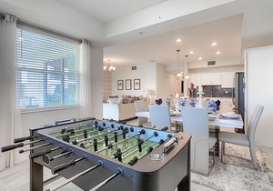 Modern Condo 5mi to Disney, Foosball, Giant Water Slide, Free Water Park