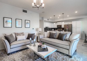 Modern Condo 5mi to Disney, Foosball, Giant Water Slide, Free Water Park