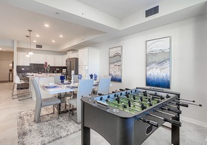 Modern Condo 5mi to Disney, Foosball, Giant Water Slide, Free Water Park