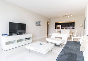 Modern condo w/bay views. WiFi, parking, tennis, playground and more!