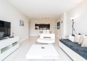 Modern condo w/bay views. WiFi, parking, tennis, playground and more!