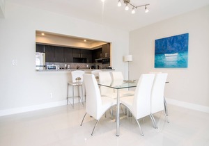 Modern condo w/bay views. WiFi, parking, tennis, playground and more!