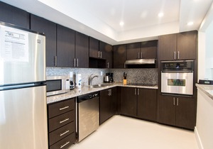 Modern condo w/bay views. WiFi, parking, tennis, playground and more!