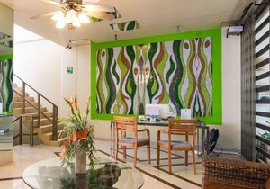 Modern condo with patio and balcony overlooking 5th Ave. 4 minute walk to beach!