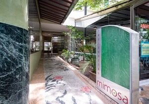 Modern condo with patio and balcony overlooking 5th Ave. 4 minute walk to beach!