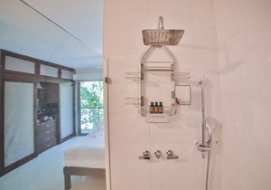 Modern Condo w/ Large Private Patio on 5th Avenue. 4 min. Walk to the Beach!