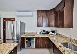 Modern Condo w/ Large Private Patio on 5th Avenue. 4 min. Walk to the Beach!