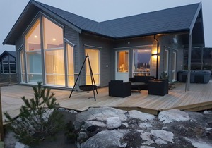 Modern cottage by the sea, w / whirlpool. Boat can be rented