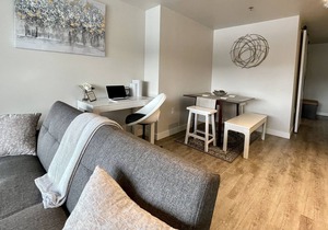 Modern Cozy 1Bdrm High-Rise Near Airport/Dine/Shop/Remote