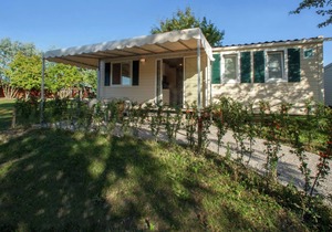 Modern furnished chalet with AC, 4km from Sirmione